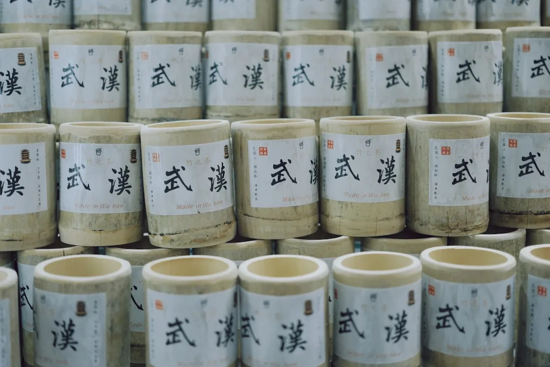 钢制文件柜与实木会议桌的材质对比及适用场景分析