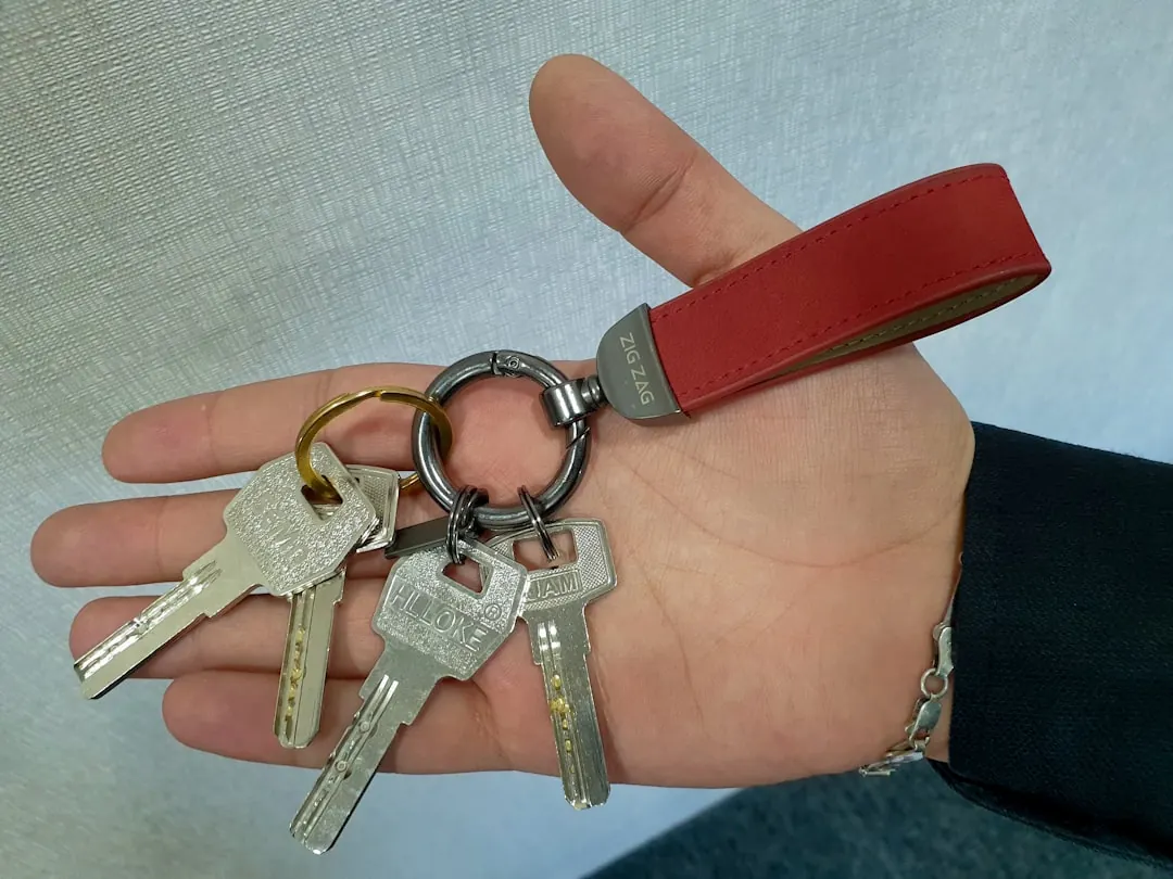 安云途钢制文件柜与实木文件柜承重性能对比分析