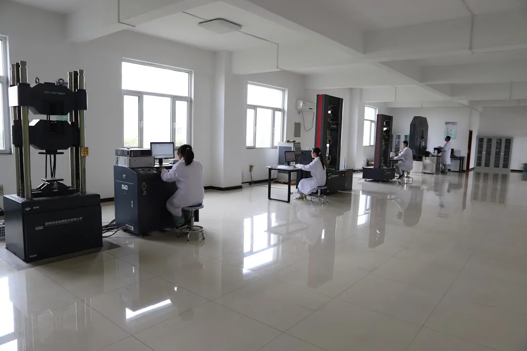 重庆企业办公空间配套中会议桌的选型与布局设计要点